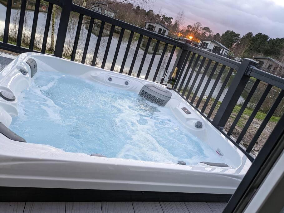 Kingfisher Lodge Вудхолл Спа Экстерьер фото